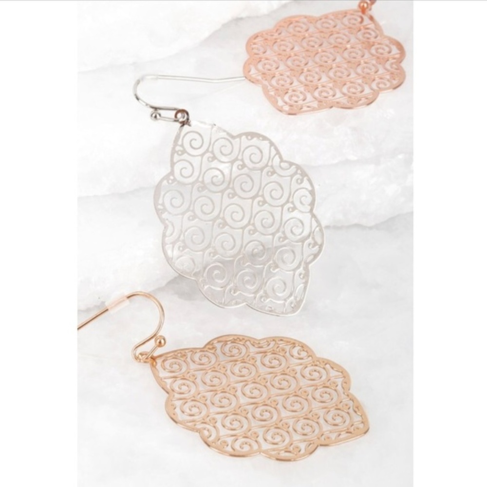 Flower design filigree earrings